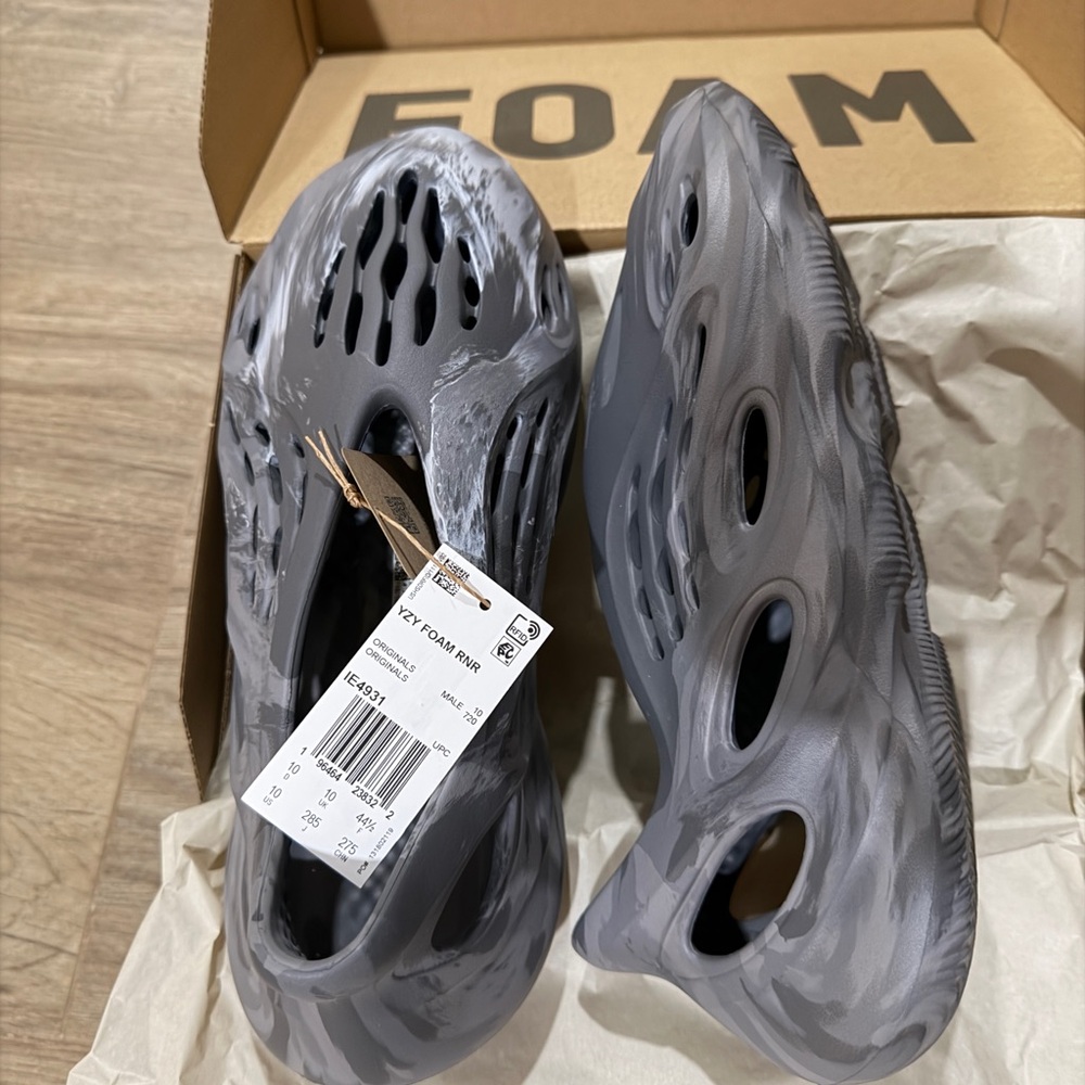 YZY FOAM RNR in gray